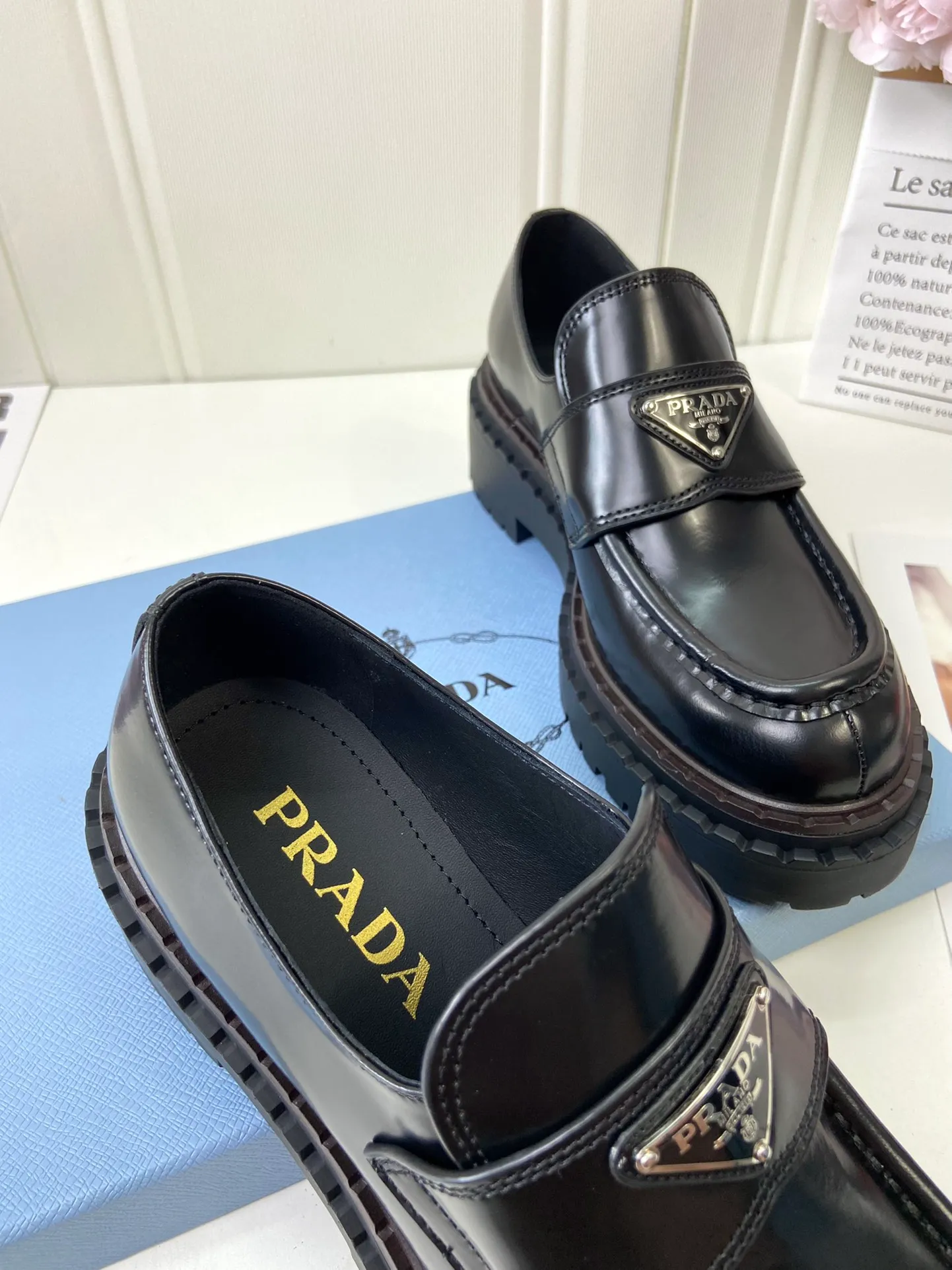👟👟Ex-factory price 520👟👟 🔥🔥✨Prada* 2024WA new autumn and winter thick-soled loafers👟 These leather loafers use thick soles, craftsmanship details and contemporary elements add vitality, interpreting classics in a new fashion language. Enamel-coated triangular metal logo with a height of 55 mm makes its debut 🌟 Recommended by major bloggers on Xiaohongshu, developed 1-1 to highlight classic charm. Cowhide lining TPU outsole ➕ genuine leather edge bar Code number: 35 to 41 (40-41 customized, non-refundable)